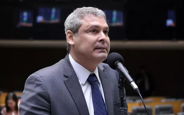 Trump e big techs: aliança controversa preocupa democracias globais, alerta Lindbergh Farias