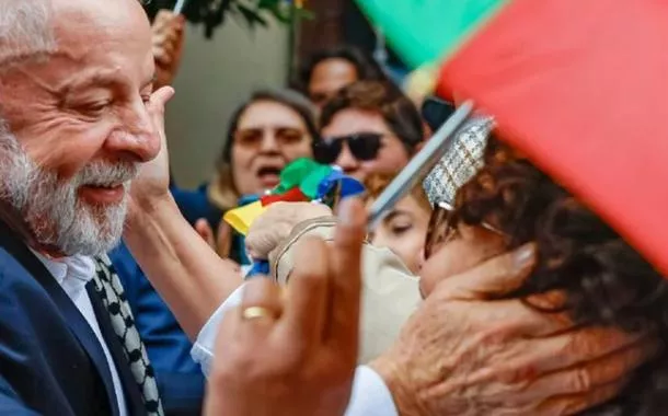 Lula veste o keffiyeh, tradicional lenço símbolo da resistência palestina