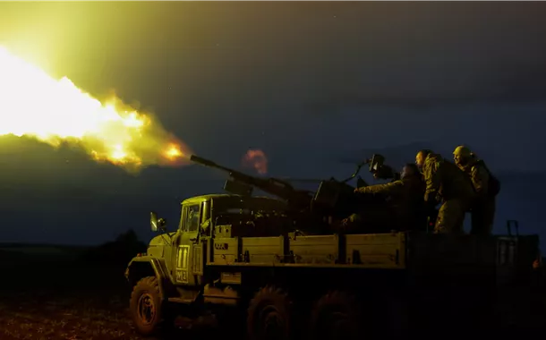Militares da unidade móvel de defesa aérea da 115ª Brigada Mecanizada Separada das Forças Armadas Ucranianas disparam um canhão antiaéreo ZU-23-2 contra um drone russo durante um turno noturno, em meio ao ataque da Rússia à Ucrânia, na região de Kharkiv, Ucrânia, em 2 de junho de 2025