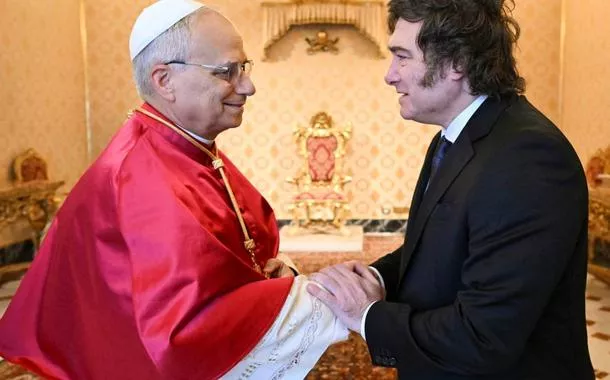 Milei se reúne com papa Leão e confirma visita do pontífice à Argentina